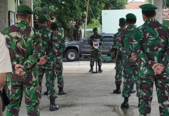 Komandan Kodim 0736/Batang Letkol Arh Yan Eka Putra menggelar upacara pelepasan bagi personel yang akan melaksanakan pindah satuan di Makodim,  Jl Jenderal Sudirman no. 41 Kesepuhan Batang, Selasa (22/12/20)