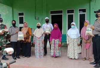 Kepolisian Sektor Gringsing Polres Batang Bersama Koramil Gringsing Menyalurkan Bantuan Beras Kepada Warga Desa Lebo 