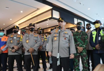 Wakapolri Komjen Pol Gatot Eddy Pramono Didampingi Kabaharkam Mabes Polri Komjen Pol Agus Andrianto Asops Kapolri Irjen Pol Imam Sugianto Kakorlantas Polri Irjen Istiono Karo Penmas Divisi Humas Polri Brigjen Rusdi Hartono Kapolda Banten Irjen Pol Drs Fiandar Danrem 064/My Brigjen TNI Gumuruh Winardjatmiko dan GM PT Asdp Merak Hasan Lessy Meninjau Pengamanan Libur Natal dan Tahun Baru di Pelabuhan Merak