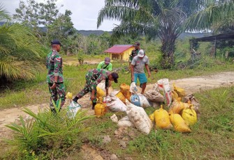 Satgas Pamtas RI-MLY Yonif 407/PK Melaksanakan Karya Bakti Pembuatan Dan Pengecoran Jamban