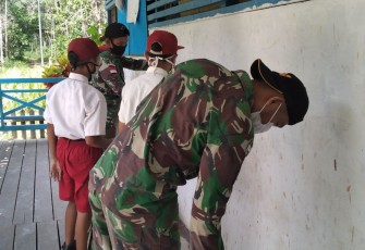 Satgas Pamtas RI-MLY Yonif 407/Padmakusuma Pos Klawik Pimpinan Lettu Kav Andhika Ghani Lakukan Pengecatan Gedung Sekolah SDN 11 Klawik di Dusun Klawik 