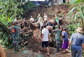 Tiga Anggota Koramil 07/Sukorejo  Kerja Bakti Bencana Alam Tanah Longsor