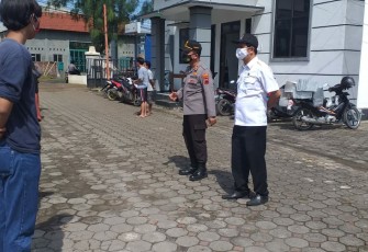 Kapolsek Rowosari AKP Zaenal Arifin SH laksanakan kegiatan Operasi Yustisi di Jl. Bahari di depan Kecamatan Rowosari Kabupaten Kendal. Rabu, 16/12/2020.