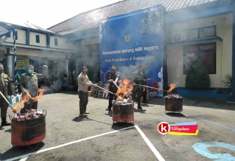 Pemusnahan Barang Kena Cukai Ilegal (foto : Faisal NR / Klik Warta) 
