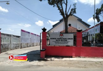 Kantor KPU Kota Blitar Tampak Dari Depan (foto : Faisal NR / Klikwartacom) 