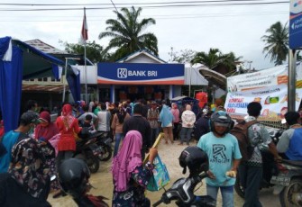 Personil Polres Seluma Bubakan Kerumunan Pembagian BPUM 