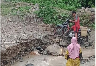 Warga Talaga Desa Luhu Minta Pemda SBB Bangun Jembatan di Kali Waikamua