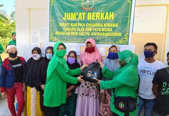 Bagikan Bantuan Pangdam Persit Kodim Muna Tunjukkan Eksistensi Perempuan di Hari Ibu
