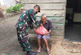 Mayjen TNI Andi Sumangerukka Bagikan 6.750 Sembako di Sultra