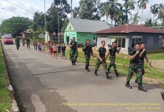 Anggota Yonif 725/Woroagi Lari Pikul Senjata Dikejar Anak SD !