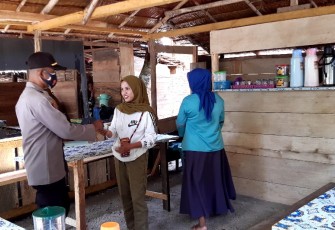 Kapolsek Seram Barat Iptu Idris Mukadar Beri Imbauan Kepada Pengunjung Objek Wisata Untuk Taati Prokes  