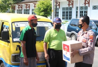 Pembagian sejumlah paket sembako kepada para sopir angkot oleh Polres Karanganyar.