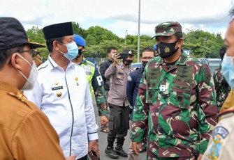 Danlanud RHF Bersama Gubernur Kepri Sambut Kedatangan 13000 Unit Vaksin Covid-19 di Tanjung Pinang