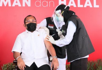 Wakil Ketua DPRD Jatim Sahat Tua Simanjuntak di Suntik Vaksin 