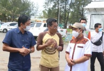 Wakil Wali Kota Bengkulu Dedy Wahyudi Saat Meninjau Proyek Pembangunan Tepi Sungai Kota Tuo di Kelurahan Pasar Bengkulu