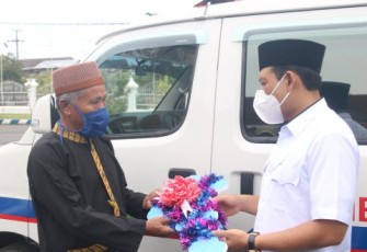 Wakil Wali Kota Bengkulu Dedy Wahyudi Saat Menyerahkan Bantuan Operasional Berupa Mobil Ambulans Kepada Paguyuban Pasundan Bengkulu
