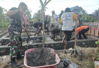 Pangdam XIV Hasanuddin Bantu Bangun Kembali Rumah Warga Kolut yang Terbakar