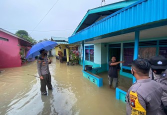 Kapolres Bintan AKBP Bambang Sugihartono SIK MM Terjun Kelapangan Cek Keadaan Warga Korban Banjir