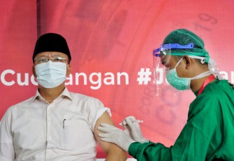 Gubernur Bengkulu Rohidin Mersyah Disuntik Vaksin