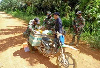 Satgas Pamtas RI-Malaysia Yonif 407/Padmakusuma berhasil menangkap satu orang pelaku penyelundupan minuman keras ilegal di jalan Desa menuju kampung Sei Seria, Kecamatan Ketungau Hulu, Kabupaten Sintang, Kalimantan Barat Kamis 31/12/2020