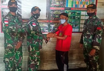 Satgas Pamtas Yonif 407/PK Kembali Terima Senjata Api Rakitan dari Warga Perbatasan 