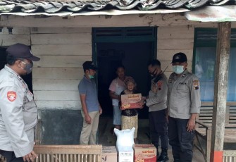 Kapolsek Limpung AKP Yorisa Prabowo saat menyerahkan bantuan sosial di dukuh Pekiringan, Banyuputih kabupaten Batang, Selasa (5/1/2021).