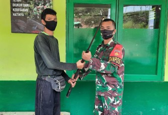Satgas Pamtas RI – MLY Yonif 407/Padmakusuma Pos Kantuk Asam Menerima Penyerahan Satu Pucuk Senjata Jenis Lantak dari warga Desa Kantuk Asam Kecamatan Puring Kencana Kabupaten Kapuas Hulu Kalbar