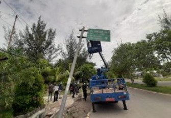 Dishub Kota Bengkulu Saat Melakukan Perobohan Rambu Pendahulu Petunjuk Jalan (RPPJ) Yang Berada di Jalan Sedap Malam