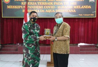 Letkol Czi Adi Ilham Zamani bersama Dr Aqua Dwipayana