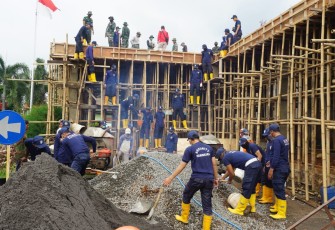 Para Prajurit Bersama Nawakara Gotong Royong Proses Percepatan Pembangunan Rehab Aula Makodim