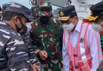 Panglima TNI Marsekal TNI Hadi Tjahjanto, Menteri Perhubungan Budi Karya Sumadi, dan Kabasarnas Marsdya Bagus Puruhito bertolak dari Posko Terpadu JICT 2 menuju lokasi dugaan kuat pesawat Sriwijaya SJ182 jatuh di antara Pulau Lancang dan Pulau Laki, kawasan Kepulauan Seribu, Minggu (10/1/2021) pagi sekitar pukul 07.30 WIB.