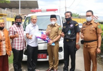 Wakil Wali Kota Bengkulu Dedy Wahyudi Saat Menyerahkan 1 Unit Ambulans Kepada Ketua Pengurus KKSS di Rumah Kediamannya di RT 7 RW 5 Kelurahan Padang Serai