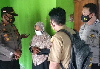 Kapolsek Gemuh AKP Abdullah Umar SH MH Anggota Polsek Gemuh dan Beberapa Media Saat Menemui Ibu Korban