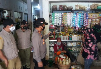 Forkompimcam Rowosari Melaksanakan Operasi Yustisi di Pasar Rowosari Kecamatan Rowosari Kabupaten Kendal