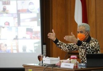 Ganjar saat memimpin rapat penanganan COVID-19 di lantai 2 kantor Pemprov Jateng, Senin (11/1).