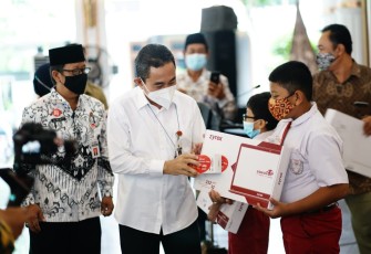 Haryanto serahkan dukungan laptop untuk pelajar