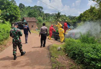 Tim Gugus Tugas Pencegahan dan Penanggulangan Covis-19 Kecamatan Tersono Melakukan Penyemprotan Disinfektan 