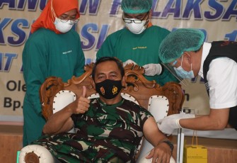 Pangdam IV/Diponegoro Mayjen TNI Bakti Agus Fadjari SIP MSi Bersama Sejumlah Pejabat Forkopimda Jawa Tengah Menjalani vaksinasi Covid-19 Tahap Pertama 