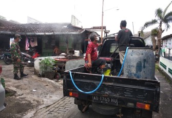 Babinsa Kelurahan Mojosongo Koramil 04/Jebres Kodim 0735 Surakarta Sertu Aswan Ahiri Bantu Penyemprotan Disinfektan 