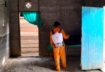 Pemdes Laturake Semprot Pestisida ke Rumah Warga Cegah Demam Berdarah