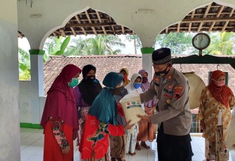 Kapolsek Tersono AKP Akhmad Almunasifi Memberikan Bantuan Sosial Sebanyak 20 Bungkus Beras