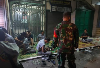 Piket Koramil 03/Serengan Kodim 0735 Surakarta Koptu Catur H Beserta Anggota Linmas  Melaksanakan Patroli Malam