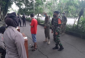 Babinsa Kelurahan Pucangsawit Koramil 04/Jebres Kodim 0735/Surakarta Koptu Tarto Ikut Serta Dalam Kegiatan Operasi Yustisi 