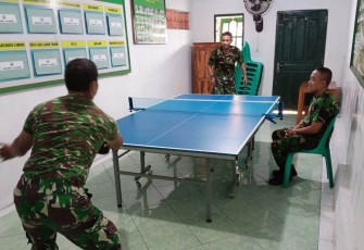 anggota Koramil 10/Sambi melakukan olahraga tenis meja. Selasa (19/01).