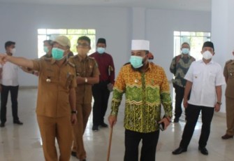 Walikota Bengkulu Helmi Hasan Saat Meninjau Gedung Balai Adat Kota Bengkulu