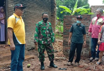 Babinsa Koramil 08/Wonotunggal Bersama Warga Desa Brayo Melaksanakan Gotong Royong Membersihkan Puing puing Bangunan 