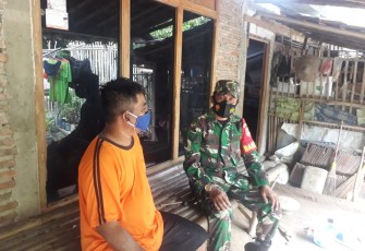 Sertu Saryono Babinsa Wonotolo Anggota Koramil 06/Gondang Melaksanakan Komsos Dengan Warga 