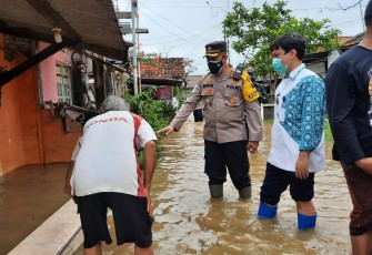 Kapolres Pekalongan Kota AKBP M Irwan Susanto SIK SH MH Saat Melakukan Pengecekan Tempat Pengungsian dan Perkampungan Yang Tergenang Banjir 