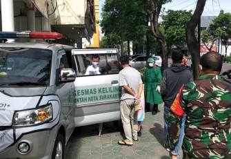 Babinsa Kelurahan Kemlayan Koramil 03/Serengan Kodim/0735 Surakarta Serka A. Rumbawa bersama Bhabinkamtibmas Aiptu Sarjono ikuti penjemputan warganya dari puskesmas Jayengan yang akan melaksanakan Swab di RSBK Semanggi Bertempat di RT 1 RW 1 Kelurahan Kemlayan Kecamatan Serengan