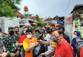 Forkompimda dan Ketua Paguyuban Sosial F Soleh Dahlan Bsc Serta Tokoh Lainnya Berbagi Kepada Warga Sekitar